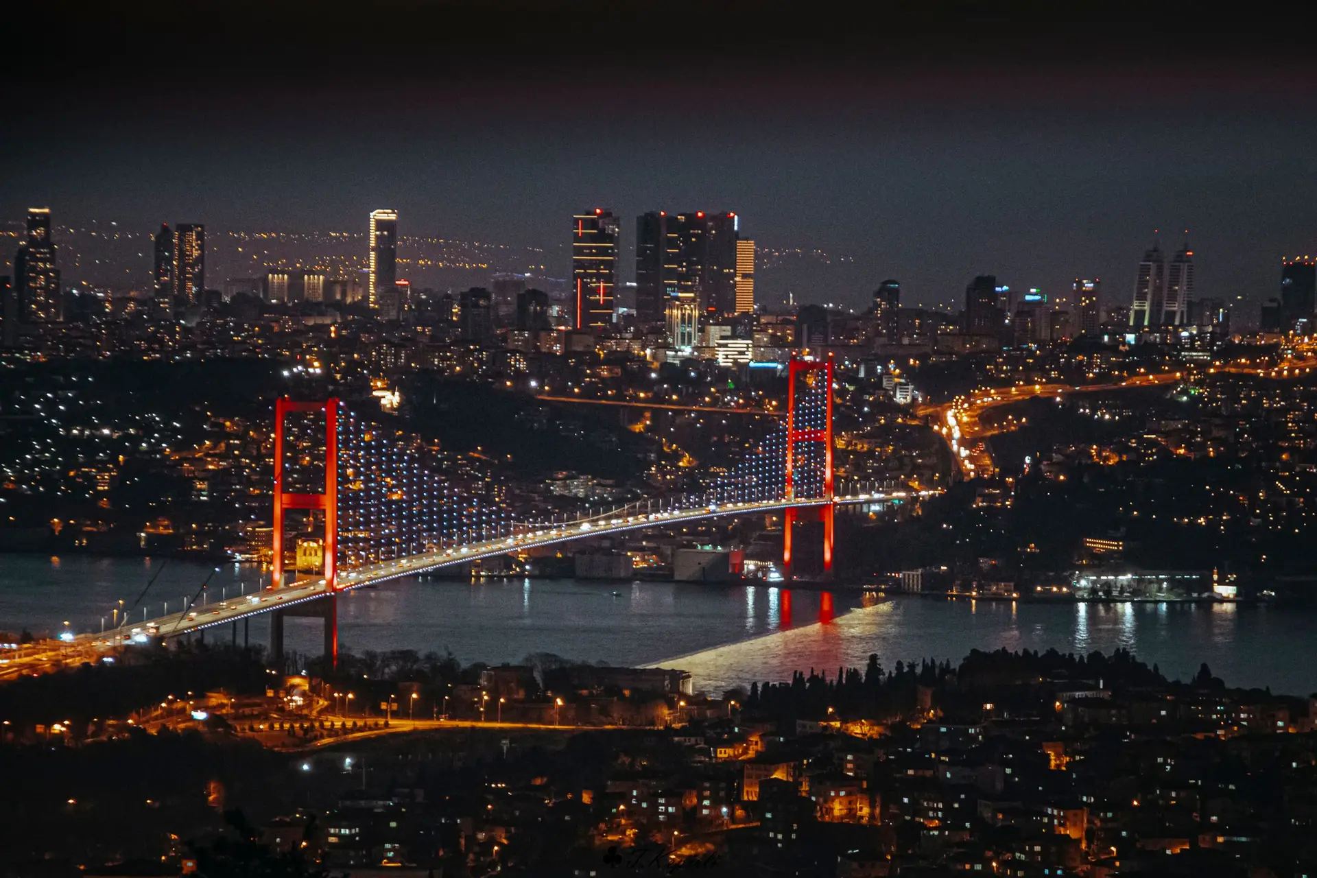 Gece ışıklarıyla İstanbul Boğazı ve köprü
